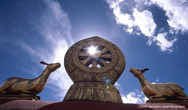 Das Rad der Lehre auf dem Joghang-Tempel in Lhasa - Tibet 2006 - (C)2006 by Hermann-Josef Bergmann