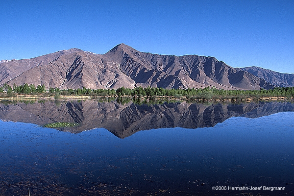 Spiegelung auf dem Kyischu-Fluß - Tibet 2006 - (C)2006 by Hermann-Josef Bergmann