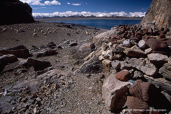 Mani-Steine am Nam-Tso-See - Tibet 2006 - (C)2006 by Hermann-Josef Bergmann